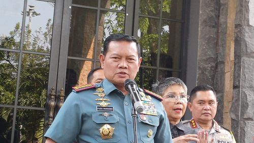 Panglima Perintahkan Bawahannya Turunkan Paksa Baliho Purnawirawan yang Nyaleg Pakai Atribut TNI