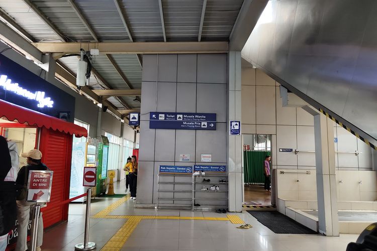 Jalan menuju lokasi fasilitas penitipan barang di Stasiun Tanah Abang Baru, Jakarta Pusat, Kamis (6/11/2025). 