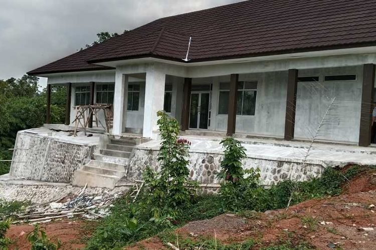 Bangunan SMKN 1 Cijeungjing, Kabupaten Ciamis belum dipakai karena sudah mengalami kerusakan sebelum dipakai.