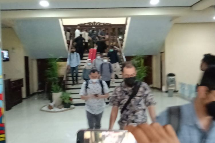 Penyidik KPK RI usai melakukan penggeledahan kantor Bupati Bangkalan, Jawa Timur, Senin (24/10/2022). Penggeledahan berlangsung selama 3 jam