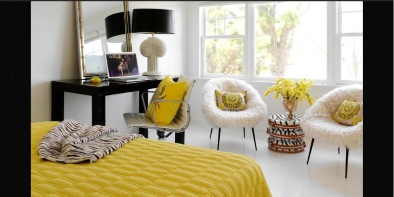 Bantal dapat membuat ruangan terasa hidup dan segar tanpa perlu mengeluarkan investasi besar. Sarung bantal mudah disesuaikan dengan berbagai suasana.