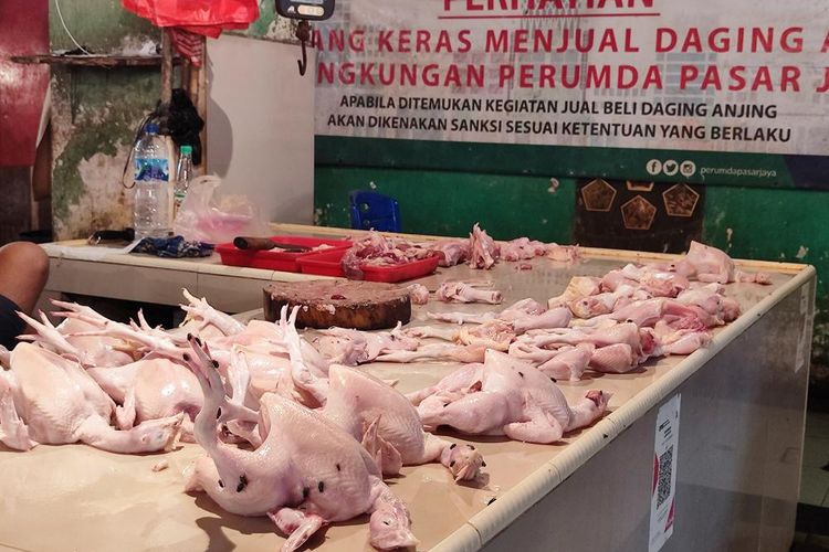 Harga daging ayam di Pasar Cibubur terus melonjak sejak Idul Adha 2023, Rabu (12/7/2023). 