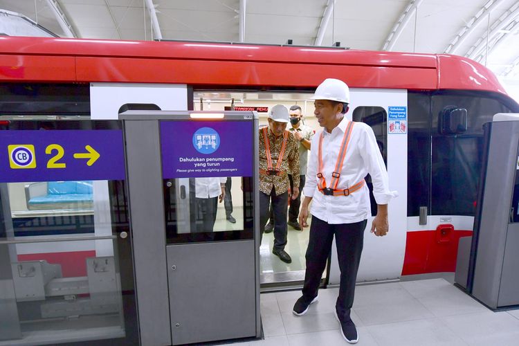 Presiden Joko Widodo saat menjajal kereta Light Rail Transit (LRT) Jabodebek dari Stasiun Harjamukti ke Stasiun Taman Mini Indonesia Indah, Senin (26/12/2022). 