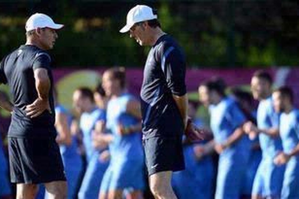 Pelatih Perancis Laurent Blanc (kanan) berdiskusi dengan asistennya Alain Boghossian dalam latihan tim di Kircha, Jumat (23/6/2012). 