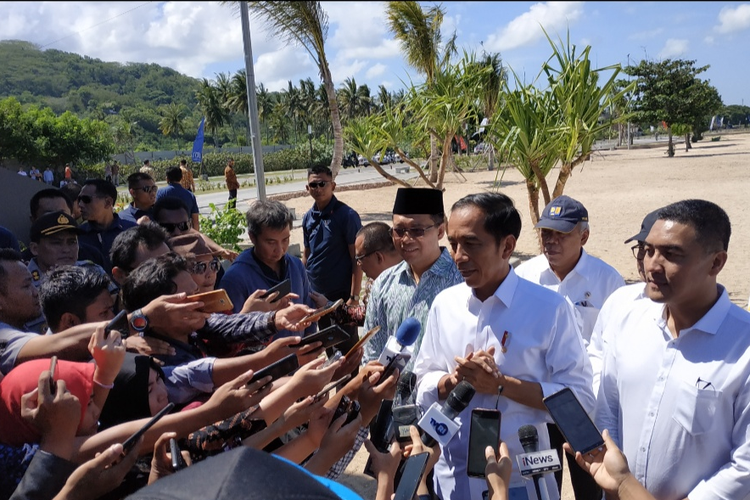 Presiden Joko Widodo saat diwawancarai  wartawan usai meninjau kawasan pembangunan sirkuit Moto GP di Kute Lombok Tengah, Jumat (17/5/2019).