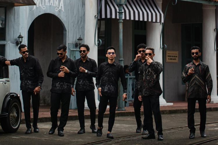 Konten Photoshoot Helwa Batik For Men