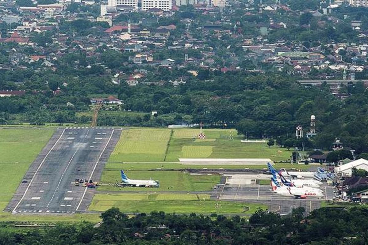 Proses evakuasi pesawat Garuda Indonesia nomor penerbangan GA 258 yang tergelincir di Bandara Adisutjipto, Sleman, DI Yogyakarta, sehari sebelumnya berlangsung hingga,  Kamis (2/2/2017) siang. Bandara tersebut dibuka kembali pada pukul 14.18 setelah badan pesawat berhasil dipindahkan dari dekat landasan pacu.