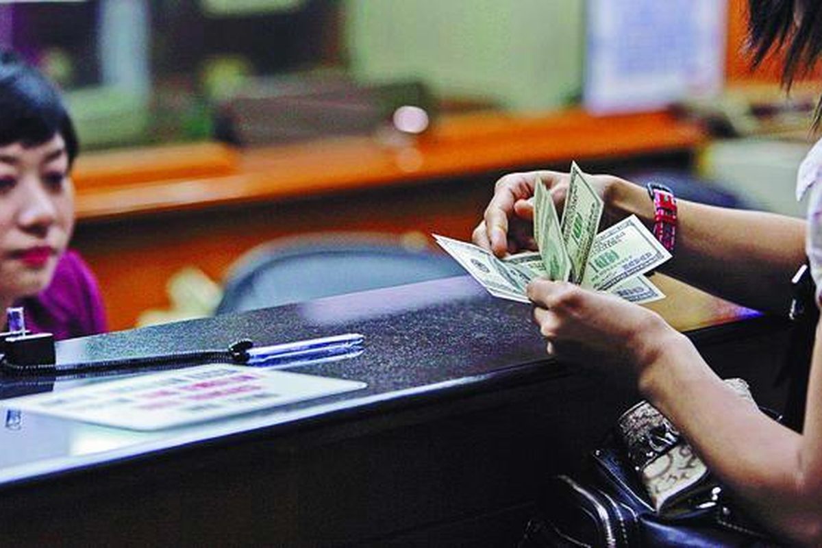 Tempat penukaran valuta asing di kawasan Cikini, Jakarta, Selasa (18/11).   