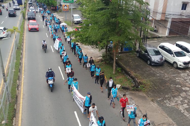 Ratusan pengungsi asal Afghanistan menggelar unjuk rasa dengan berjalan kaki.