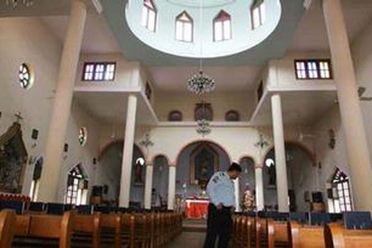Foto dari tahun 2008 yang menunjukkan interior gereja Katolik Our Lady of Salvation, Baghdad, Irak. Di dalam gereja inilah orang-orang bersenjata menyandera sekitar 100 umat yang sedang menghadiri misa, Minggu (31/10). 