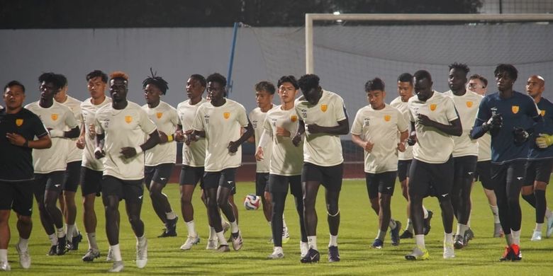 Sesi latihan tim Manila Digger FC (Filipina) di Stadion Sport Jabar Arcamanik, Bandung pada Senin (11/8/2025). Tim asuhan Kim Versales itu akan menghadapi Persib Bandung di AFC Champions League Two (ACL 2) 2025-2026, Rabu (13/8/2025) mendatang.