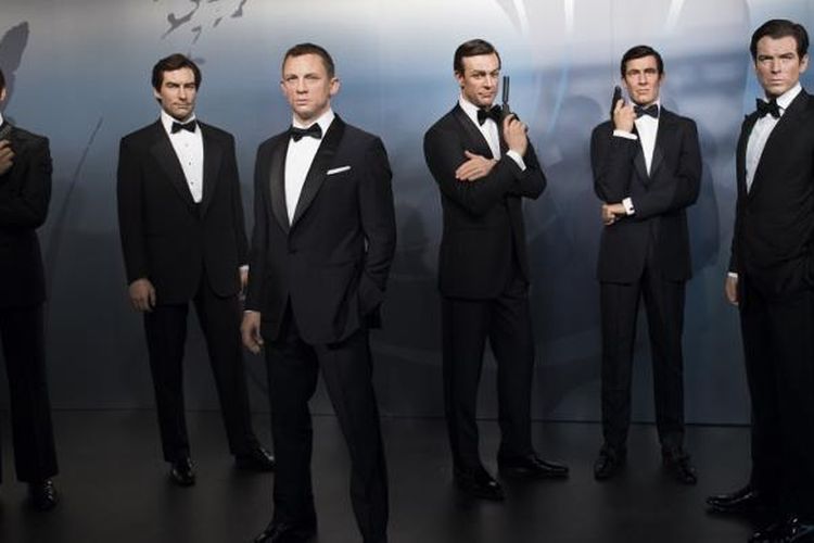 Patung lilin para pemeran James Bond, (dari kiri) Roger Moore, Timothy Dalton, Daniel Craig, Sean Connery, George Lazenby, and Pierce Brosnan, dipajang di museum Madame Tussauds Berlin, Jerman, Selasa (4/10/2016).