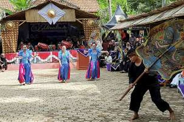 Ritual Misalin diselenggarakan oleh komunitas adat Kawargian Galuh Salawe di situs Salawe Gara Tengah, Desa Cimaragas, Senin (30/5/2016). Ritual ini memberi pesan agar warga Tatar Galuh (Ciamis) berganti perilaku dari kebiasaan buruk menjadi baik. Dalam bahasa Sunda, 'mi' berarti melakukan kegiatan dan 'salin' berarti mengganti.