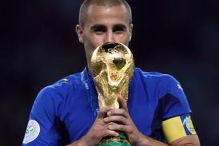 Fabio Cannavaro ketika menjadi kapten timnas Italia dan mengangkat trofi Piala Dunia 2006.