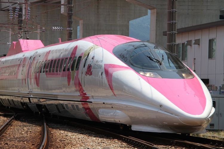 Tampak luar kereta Shinkansen bertema Hello Kitty yang baru saja diresmikan, Sabtu (30/6/2018). Kereta peluru tersebut akan melayani penumpang di rute Fukuoka menuju Osaka setiap hari selama tiga bulan ke depan.