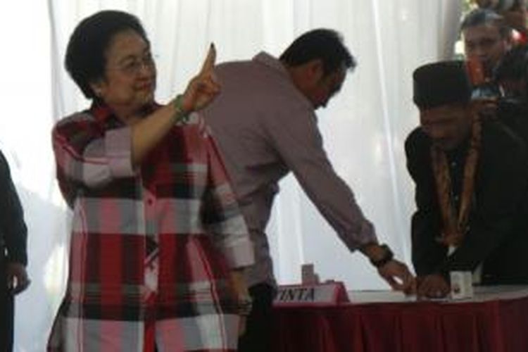 Ketua Umum DPP PDI Perjuangan Megawati Soekarnoputri menggunakan hak pilihnya pada Pemilu Presiden 2014 di tempat pemungutan suara (TPS) 026, RT 10/04, Kebagusan, Jakarta Selatan, Rabu (9/7/2014). 