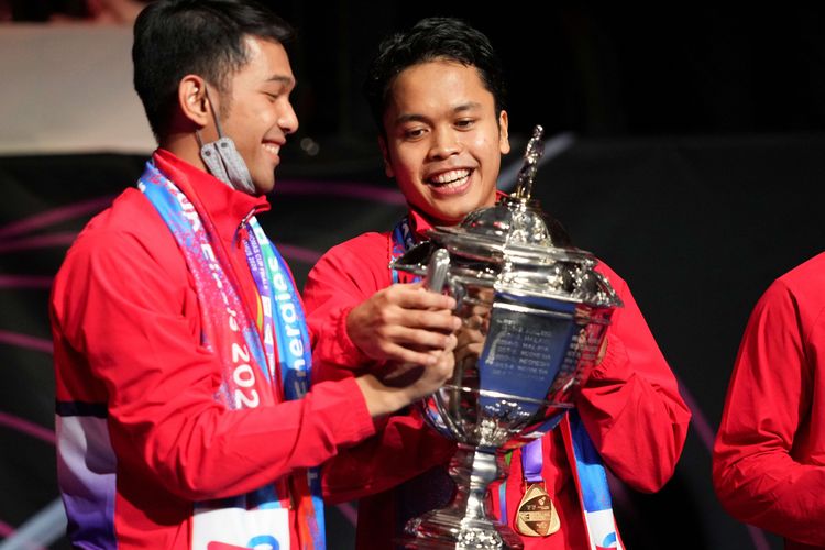 Tunggal putra Indonesia Anthony Sinisuka Ginting (kanan) memegang Piala Thomas bersama rekannya setelah pemberian medali dan penyerahan piala kepada tim Indonesia yang berhasil meraih gelar juara, di Aarhus, Denmark, Minggu (17/10/2021). Indonesia berhasil merebut Piala Thomas 2020 setelah berhasll mengalahkan China di babak final dengan skor 3-0.