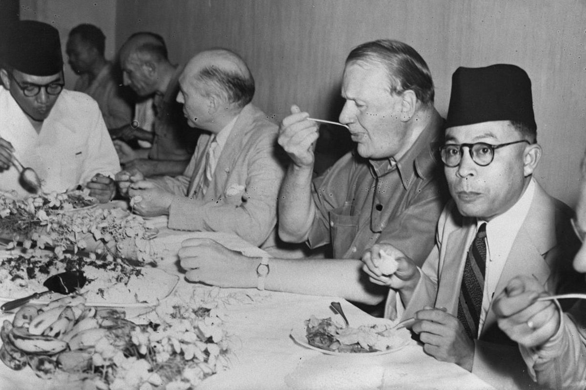Sosok yang dijuluki Bapak Koperasi Indonesia adalah Mohammad Hatta. Mohammad Hatta dijuluki sebagai Bapak Koperasi Indonesia karena pemikirannya pada pengembangan ekonomi kerakyatan di Indonesia.
