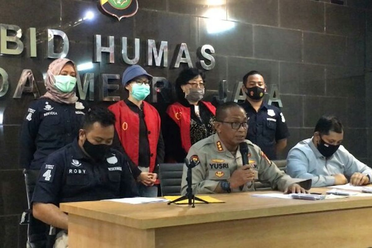 EJ (47) dan KS (67), kedua pelaku yang melakukan pencemaran nama baik Komisaris Utama PT Pertamina, Basuki Tjahja Purnama atau Ahok dalam akun media sosial instagram. Keduanya ditangkap di lokasi berbeda yakni Bali dan Medan, Sumatera Utara, akhir Juli 2020 lalu. 