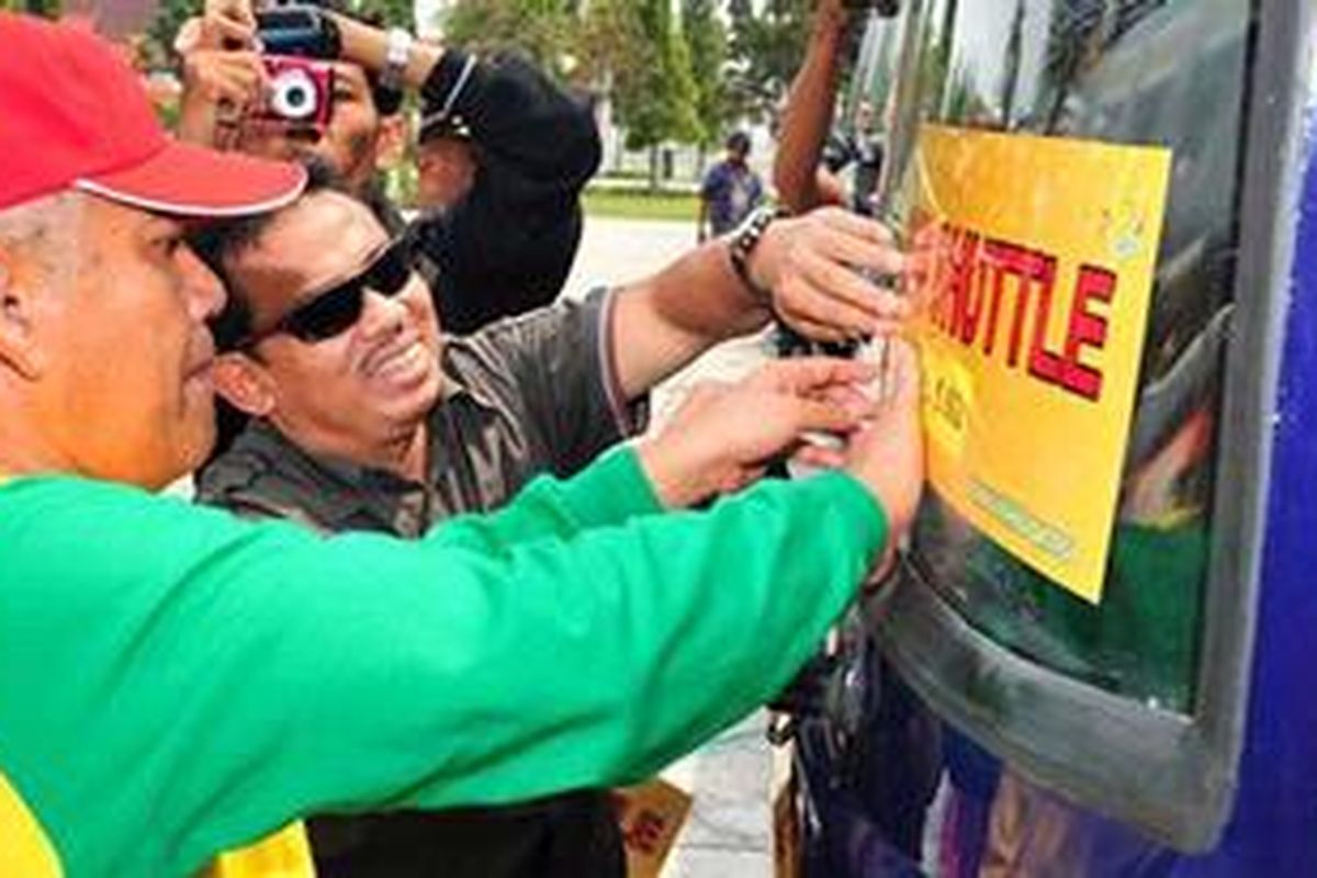 Penempelan striker shuttle bus PON XVIII 2012 di Riau.