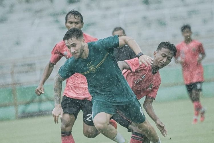 Pemain asing Persebaya Surabaya Higor Vidal saat lath tanning melawan PS Ngawi yang berakhir dengan skor 9-0 di Stadion Gelora 10 November Surabaya, Jumat (21/10/2022) sore.