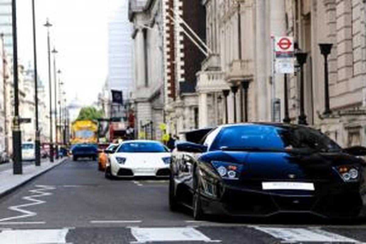 Ilustrasi Supercar saat melintas di salah satu jalanan London, Inggris.