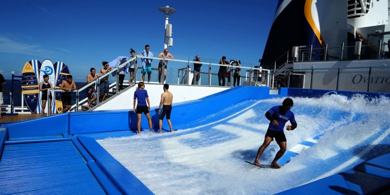 Anda yang ingin merasakan rasanya berselancar tanpa takut tergulung ombak bisa mencoba wahana flowrider di kapal pesiar Ovation of The Seas. Di kolam berarus kencang itu anda bisa menikmati berpengalaman berselancar dengan didampingi instruktur berpengalaman.