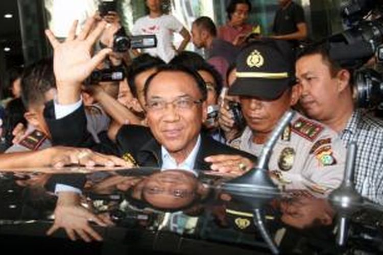 Menteri Energi dan Sumber Daya Mineral (ESDM) Jero Wacik usai menjalani pemeriksaan oleh Komisi Pemberantasan Korupsi di Jakarta, Senin (9/6/2014). Jero diperiksa sebagai saksi bagi Presiden Direktur PT Kaltim Parna Industri, Artha Mersi Simbolon, terkait penyidikan kasus dugaan korupsi penetapan anggaran pendapatan belanja negara perubahan (APBN-P) di Kementerian ESDM.