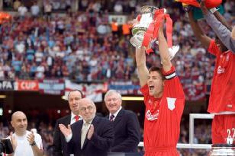 Steven Gerrard saat sukses mengangkat Piala FA pada 2006. 