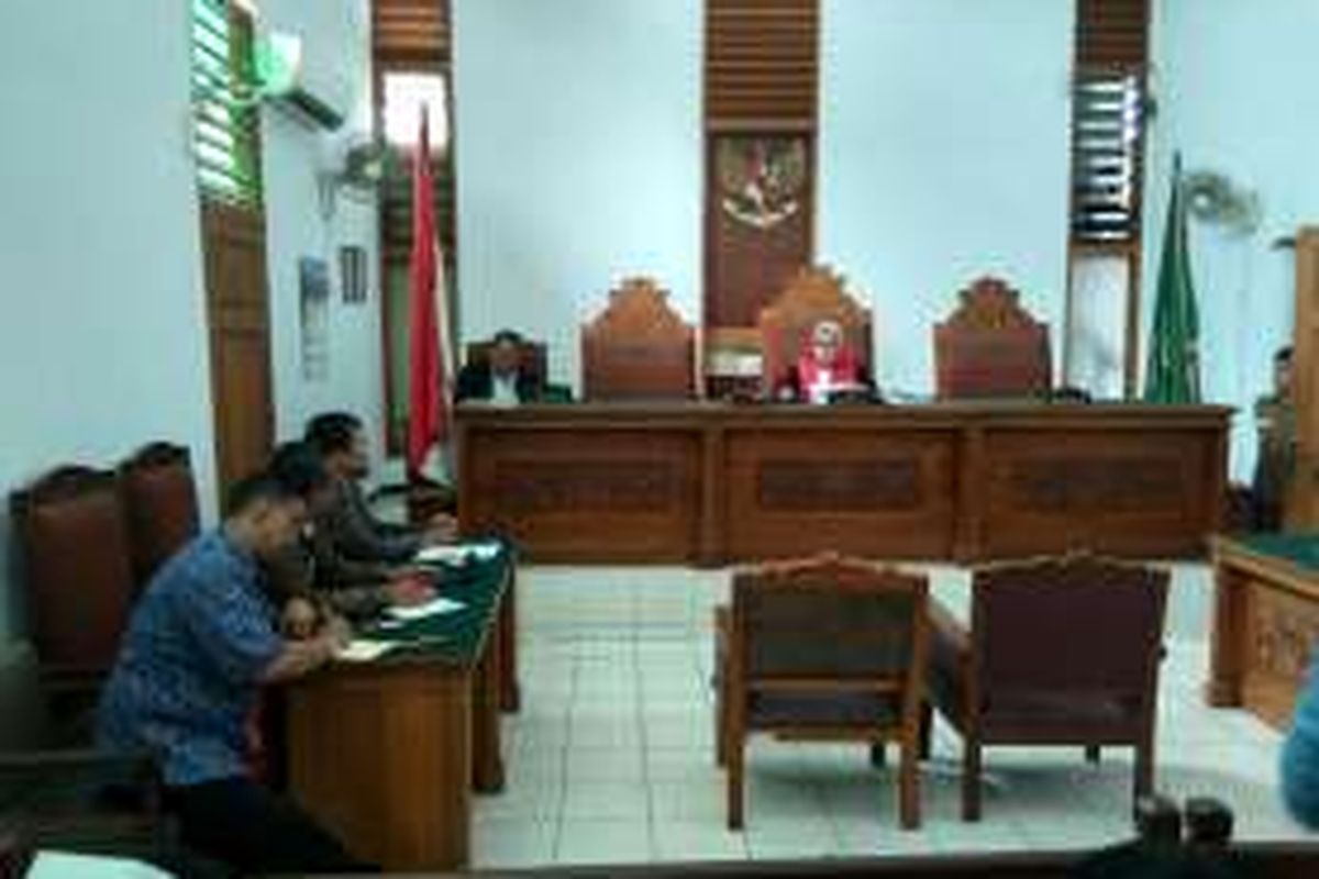 Hakim Tursina Aftianty membacakan putusan praperadilan kasus pembelian lahan Rumah Sakit Sumber Waras di Pengadilan Negeri Jakarta Selatan, Rabu (30/3/2016).