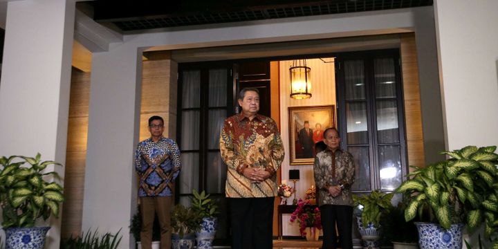 Ketua Umum Partai Demokrat Susilo Bambang Yudhoyono menunggu kedatangan Ketua Umum Partai Amanat Nasional, Zulkifli Hasan di kediaman Susilo bambang Yudhoyono di Mega Kuningan, Jakarta Selatan, Rabu (25/7/2018).