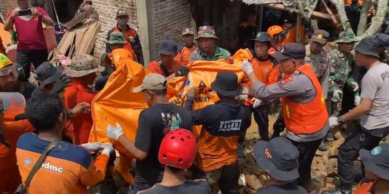 Evakulasi korban tertimbun tanah longsor di Desa Jetis, Kecamatan Sambirejo, Kabupaten Sragen, Jawa Tengah (Jateng), Senin (4/3/2024).