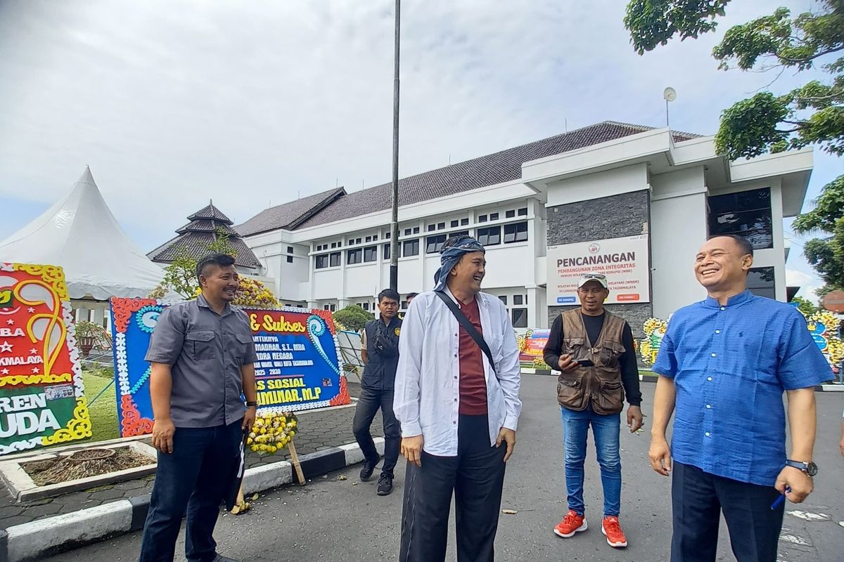Wakil Wali Kota Tasikmalaya, Jawa Barat, Dicky Candra sedang berkeliling di Bale Kota Tasikmalaya saat hari pertama kerjanya usai dilantik saat Wali Kota Tasikmalaya, Viman Alfarizi mengikuti retret di Magelang, Jumat (21/2/2025).
