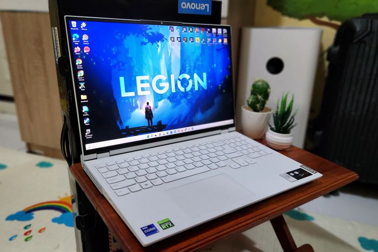 Laptop gaming Lenovo Legion 5 Pro. Secara desain, Legion 5 Pro mengusung panel IPS berukuran 16 inci dengan resolusi maksimal WQHD Plus, tingkat kecerahan 500 nits, dan refresh rate mencapai 165 Hz yang bisa memberikan animasi yang mulus.

Selain cepat, layar yang memiliki rasio aspek 16:10 dan mendukung fitur Nvidia G-Sync ini juga memiliki warna 100 persen sRGB dengan sertifikasi VESA Display, HDR 400 Certified, dan Dolby Vision.