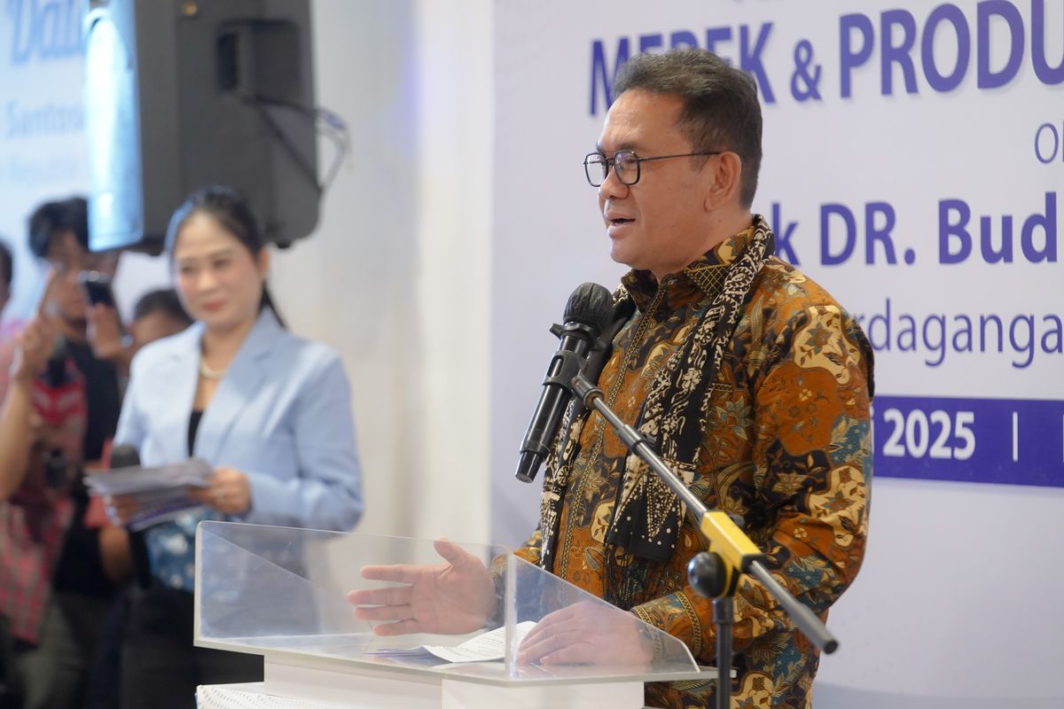 Menteri Perdagangan (Mendag) Budi Santoso (Busan) saat menghadiri peluncuran "100 Lisensi Merek dan Produk UMKM Lokal" yang diselenggarakan Asosiasi Lisensi Indonesia (Asensi) di Pusat Grosir Cililitan (PGC), Jakarta Timur, Rabu, (23/7/2025).