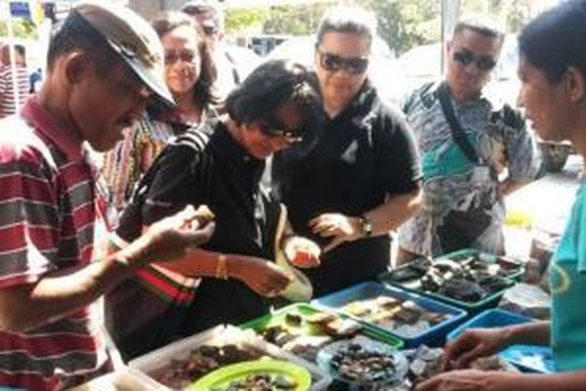 Istri Duta Besar India, Neruu Singh (kedua dari kiri) saat memilih batu akik, di arena pameran batu akik Timor di lapangan parkir Hypermart Jalan Bundaran PU, Kupang, Nusa Tenggara Timur, Rabu (8/7/2015) siang.