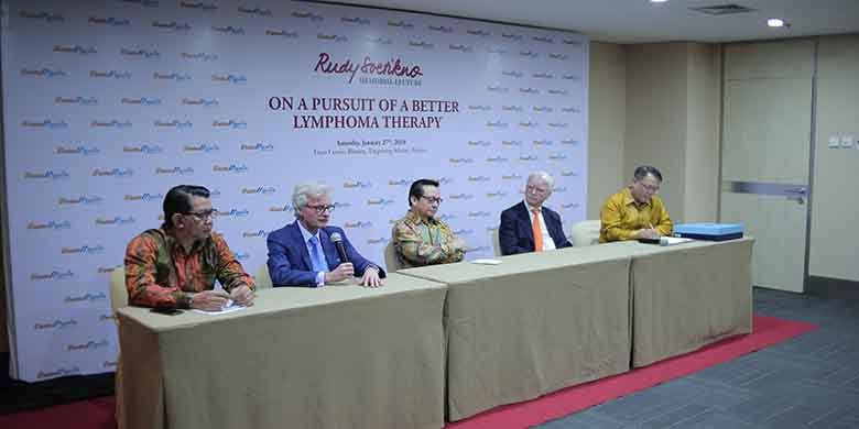 Acara jumpa pers Rudy Soetikno Memorial Lecture. Dari kiri-kanan : Head of Corporate Communication Dexa Group Sonny Himawan, Peneliti Klinis Bendamustine Prof. Mathias Rummel, perwakilan PERHOMPEDIN Dr. dr. Hilman Tadjoedin, Sp.PD-KHOM, onkologist dari Jerman Dr. Lothar Boning, dan Direktur Utama PT Ferron Par Pharmaceuticals Krestijanto Pandji, di Titan Center, Bintaro, Sabtu, 27 Januari 2018.