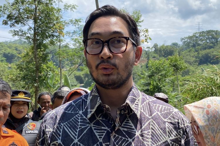 Bupati Bandung Barat, Jeje Ritchie Ismail saat ditemui di lokasi longsor, Jumat (5/12/2025).
