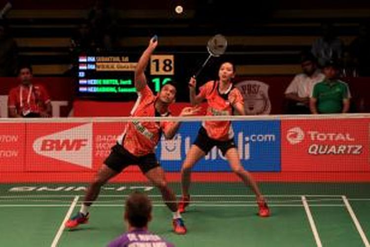 Pemain ganda campuran Indonesia Edi Subaktiar dan Gloria Emanuelle Widjaja bertanding melawan pemain ganda Belanda Jorrit De Ruiter dan Samantha Barning dalam Total BWF World Championships 2015 di Istora Senayan Jakarta, Selasa (11/8/2015). Subaktiar/Widjaja lolos dari babak kedua setelah menang dengan skor 21-13, 21-15.