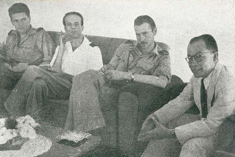 Mohammad Hatta sedang duduk bersama para jurnalis asing tahun 1946