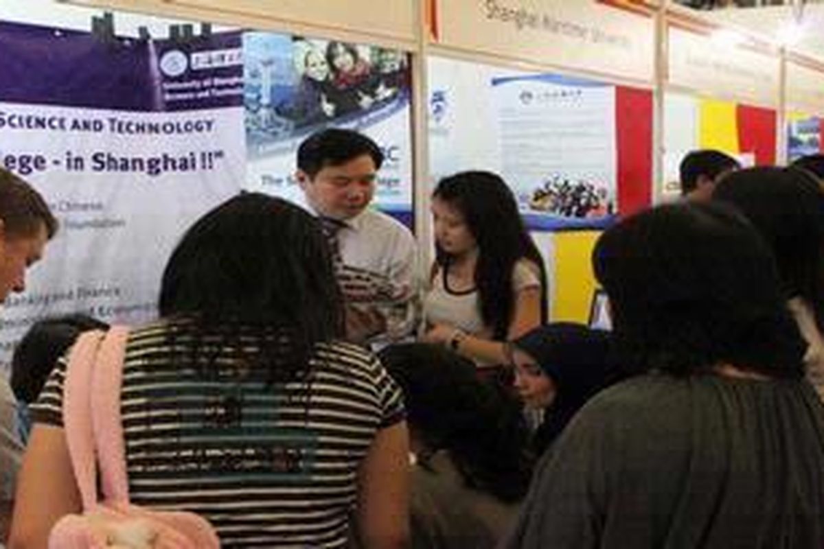 Pengunjung Pameran Pendidikan China ke-13 pada Nopember 2011 lalu di Jakarta. 