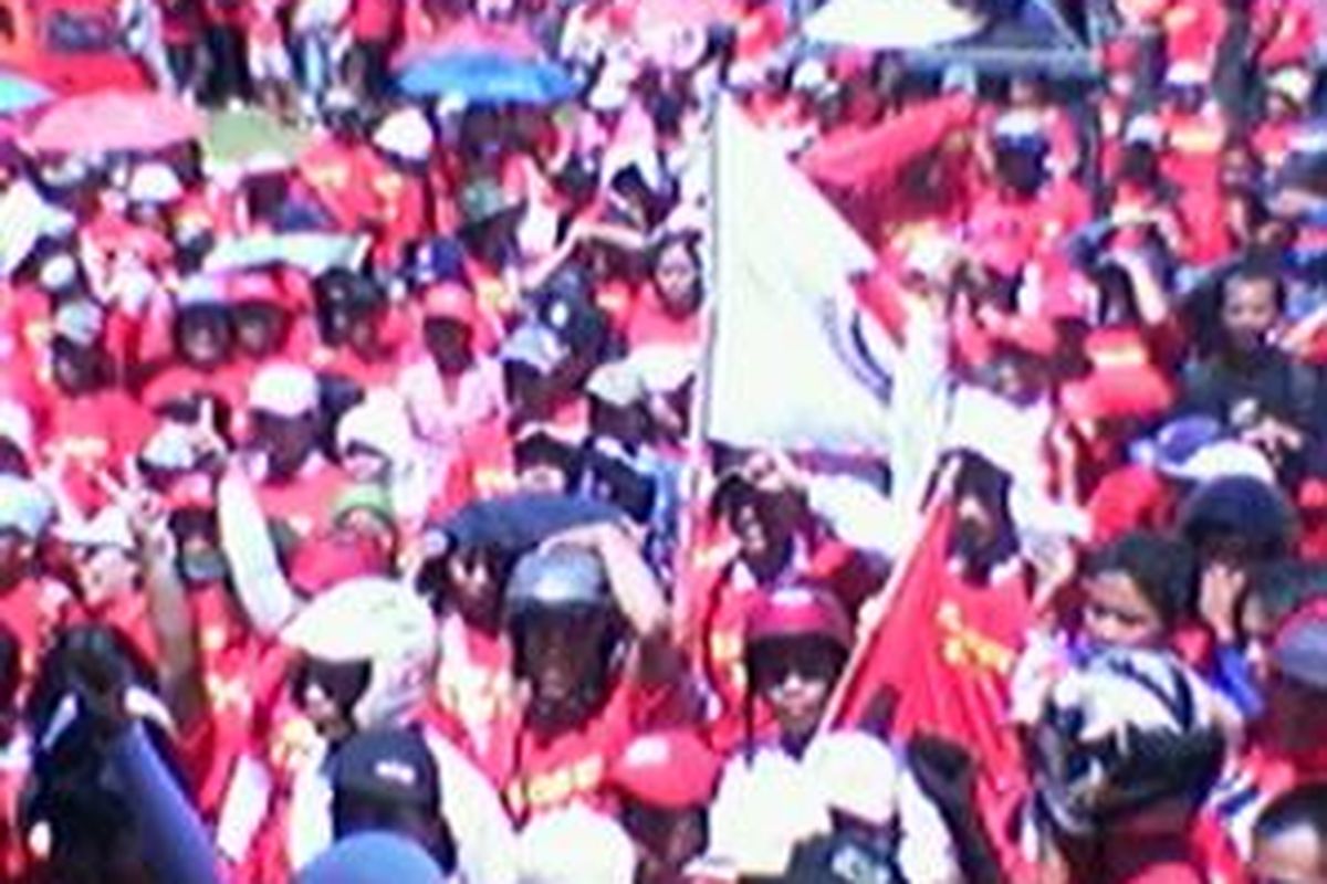 Sebanyak 3000-an buruh yang tergabung dalam Konggres Aliansi Serikat Buruh Indonesia (KASBI), Minggu (27/1) menggelar rapat akbar menuntut UU Ketenagakerjaan dicabut karena tidak pro buruh.Mereka juga menolak sistem kerja kontrak dan outsourcing.   