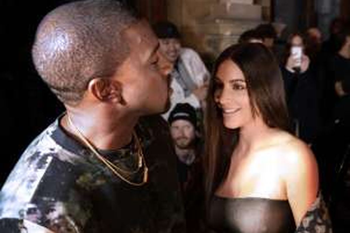 Rapper Kanye West dan istrinya, Kim Kardashian, menghadiri pergelaran busana Off-white 2017 Spring/Summer di Paris, Perancis, Kamis (29/9/2016).