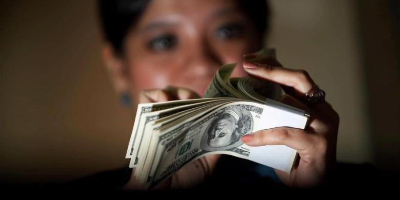 Petugas kasir menghitung uang Dollar Amerika di Kantor BNI Pusat di Jakarta.