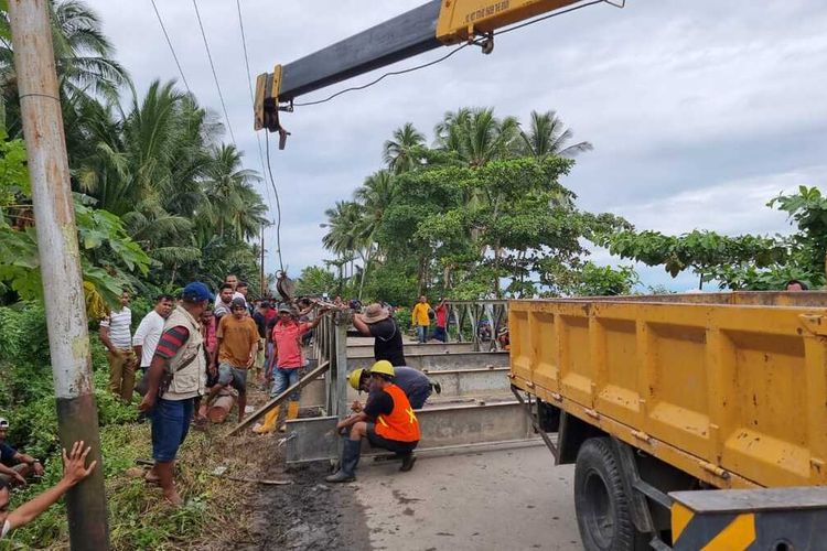 Pihak Balai jalan dan jembatan wilayah Maluku mulai membangun jembatan darurat di ruas jalan yang ambles di dusun Aira, Kecamatan Amahai, Kabupaten Maluku Tengah, Selasa sore (19/7/2022)