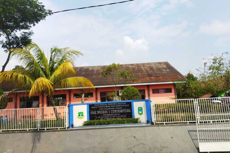 Gedung SMKN 1 Curugbitung di perbatasan Banten dengan Jawa Barat