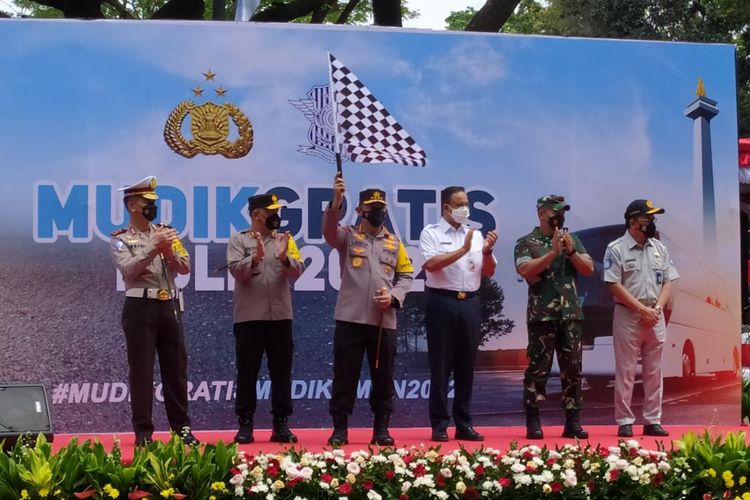 Kepala Kepolisian Negara Republik Indonesia (Kapolri) Jenderal Listyo Sigit Prabowo melepas 11.300 pemudik gelombang ketiga di Gelora Bung Karno (GBK), Senayan, Jakarta, Jumat (29/4/2022).