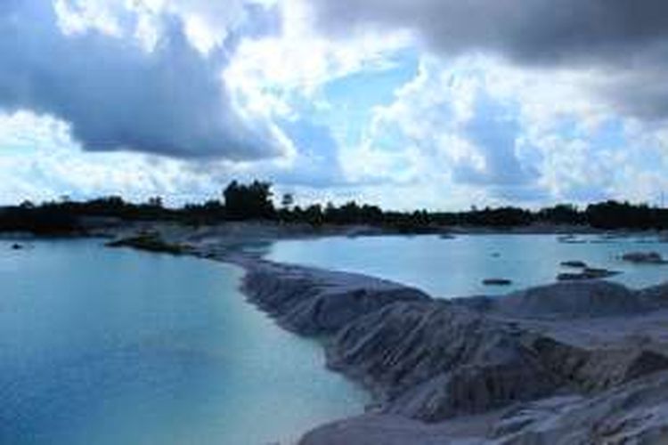 Danau Kaolin, hasil pengerukan tambang timah puluhan tahun lalu di Belitung, Provinsi Kepulauan Bangka Belitung.