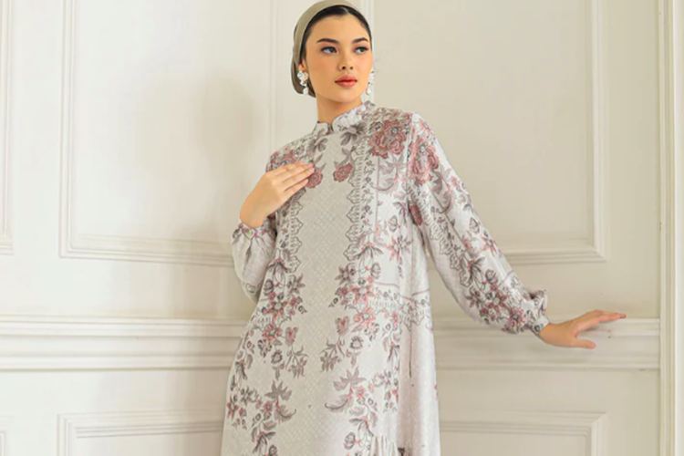 Gamis silk dari Geulis.id x Nia Ramadhani?s Family, yakni Shaima Dress, model gamis Lebaran