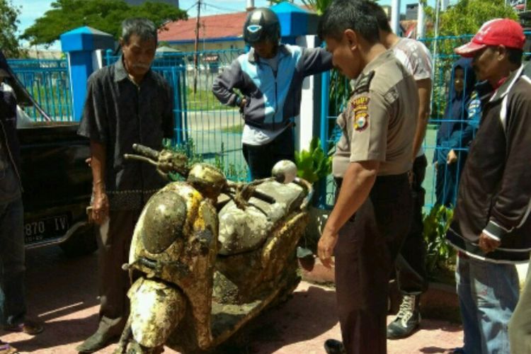 Sepeda motor misterius yang ditemukan oleh nelayan di dasar laut telah dievakuasi ke Pelabuhan Bajoe, Kabupaten Bone, Sulawesi Selatan. Rabu, (15/11/2017).